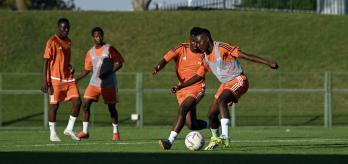 Passing circuit: Midfielders receiving on the half-turn